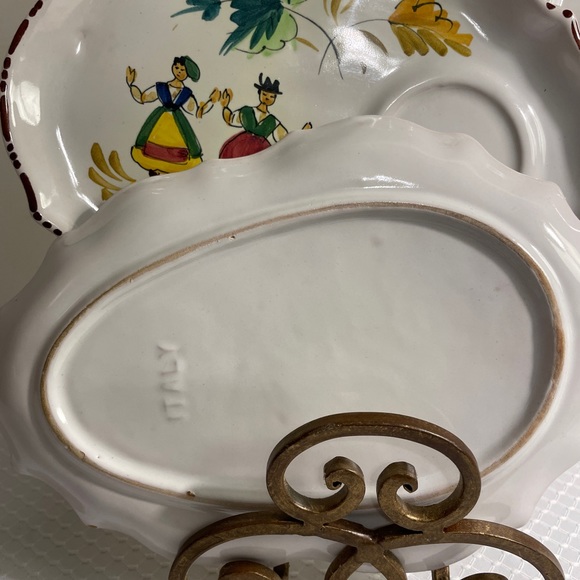 Italian hand painted luncheon plates. 4-plates. Cups are missing. Vintage - Picture 4 of 5